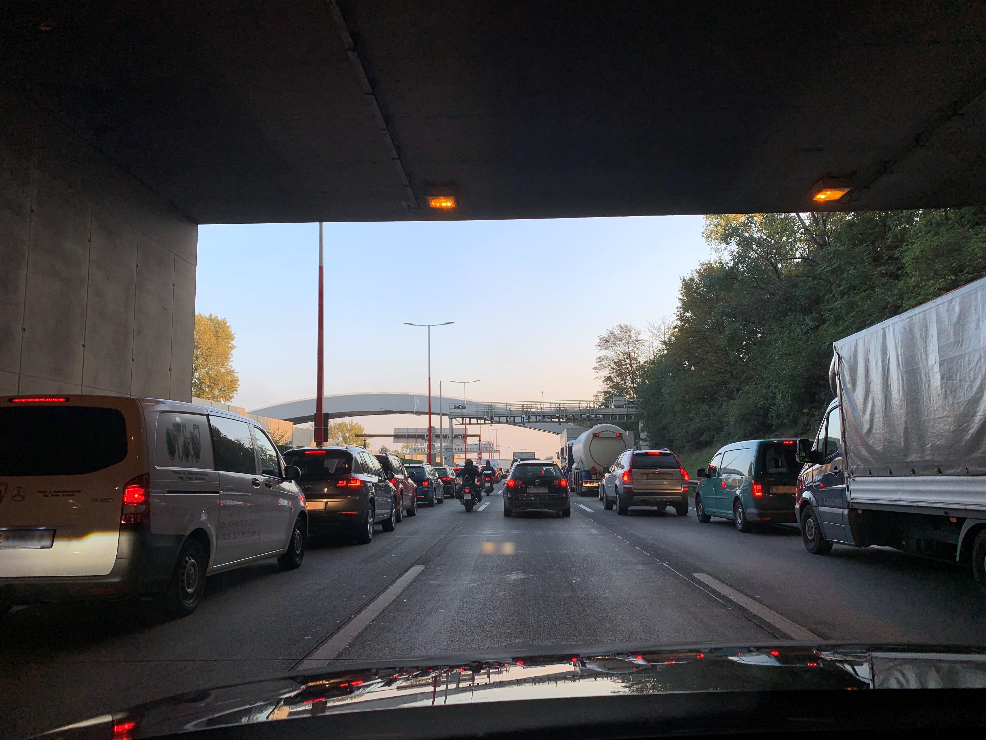 Autos bilden eine Rettungsgasse
