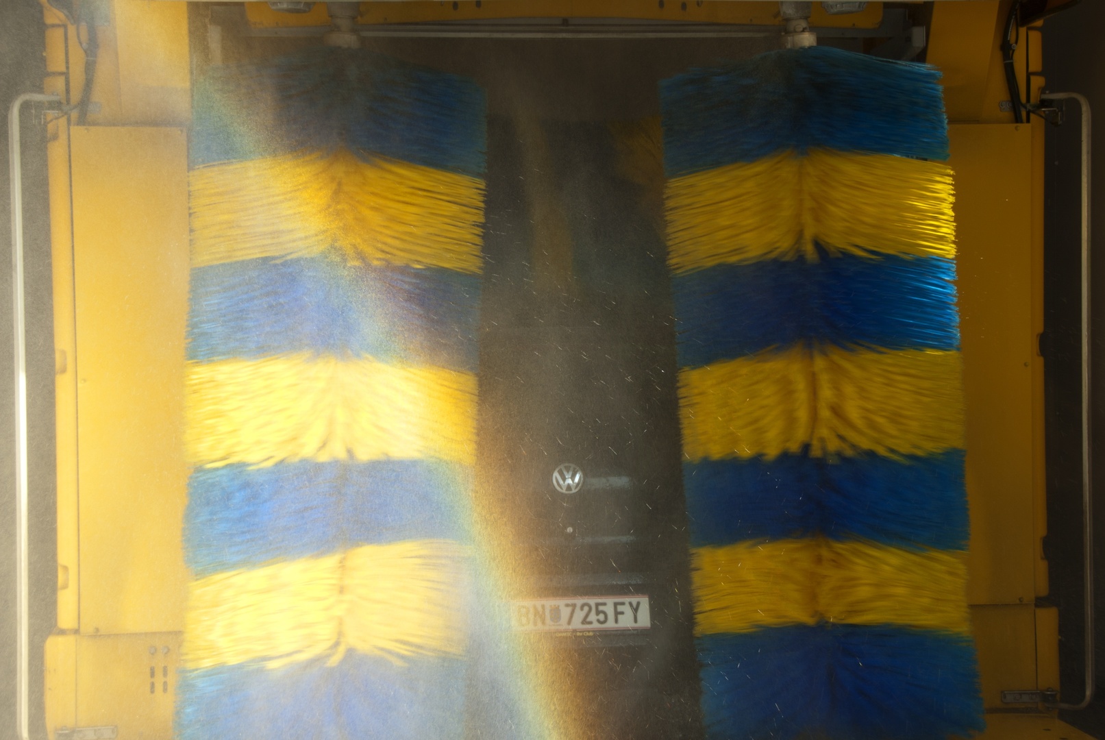 Ein Auto befindet sich beim Waschvorgang in der Waschstraße.