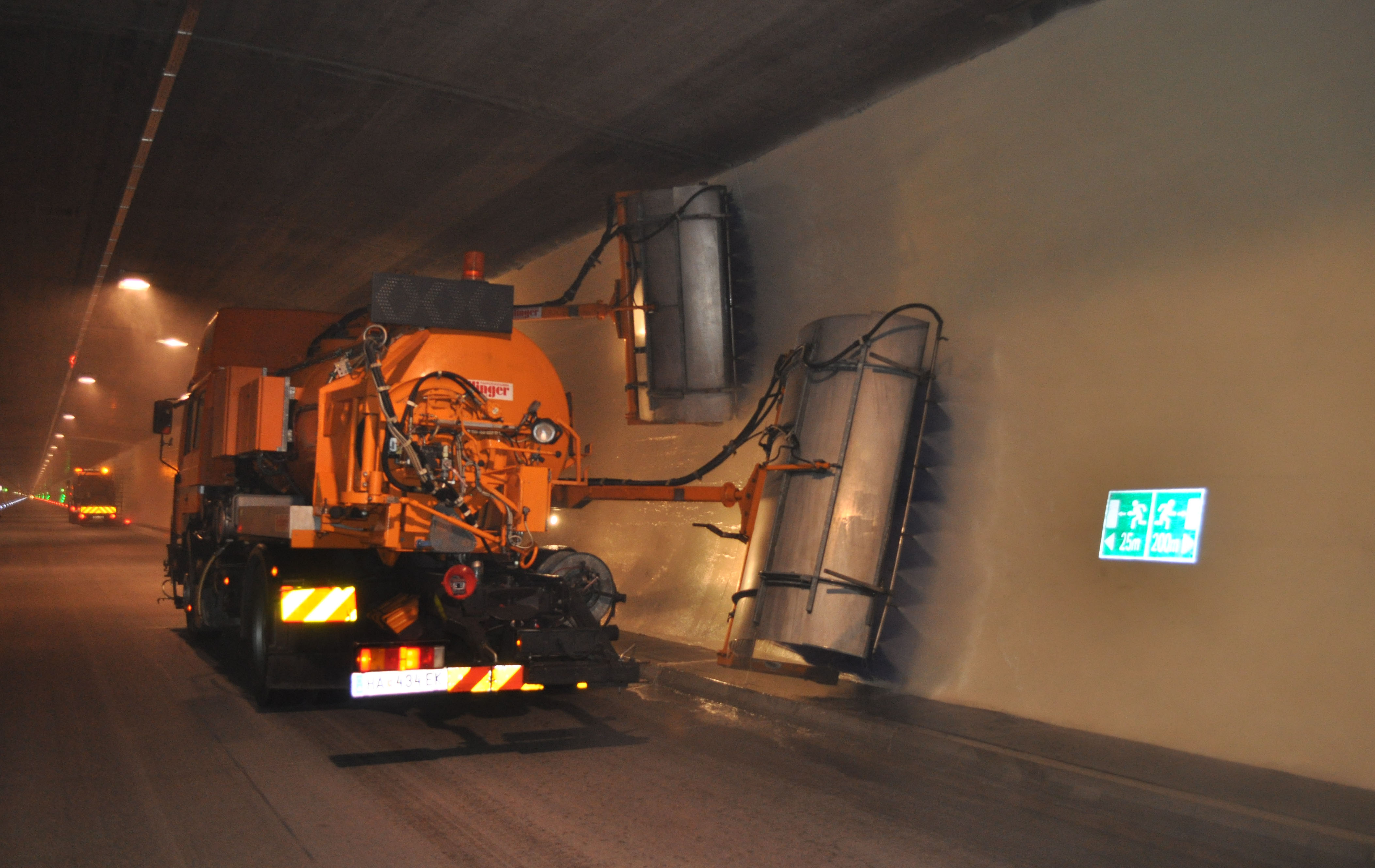 Lkw führt Reinigungsarbeiten in einem Tunnel durch