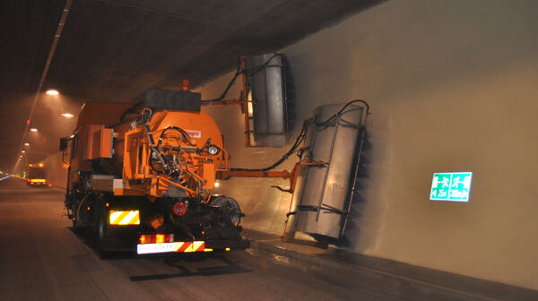 Lkw führt Reinigungsarbeiten in einem Tunnel durch