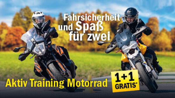 Zwei fahrende Motorradfahrer in Schräglage, im Hintergrund herbstliche Landschaft. Fahrsicherheit und Spaß für zwei. 1+1 gratis. Aktiv Training Motorrad.