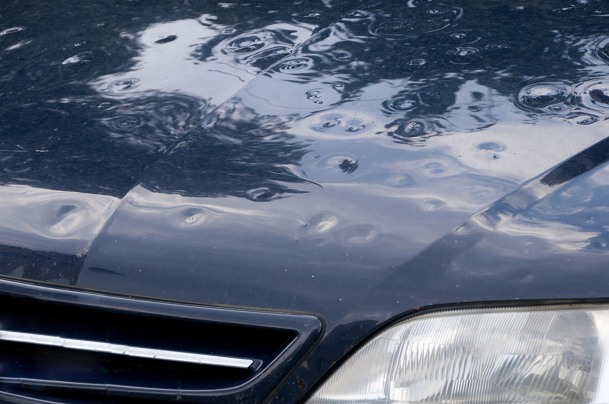 Motorhaube eines Fahrzeuges mit Hagelschaden