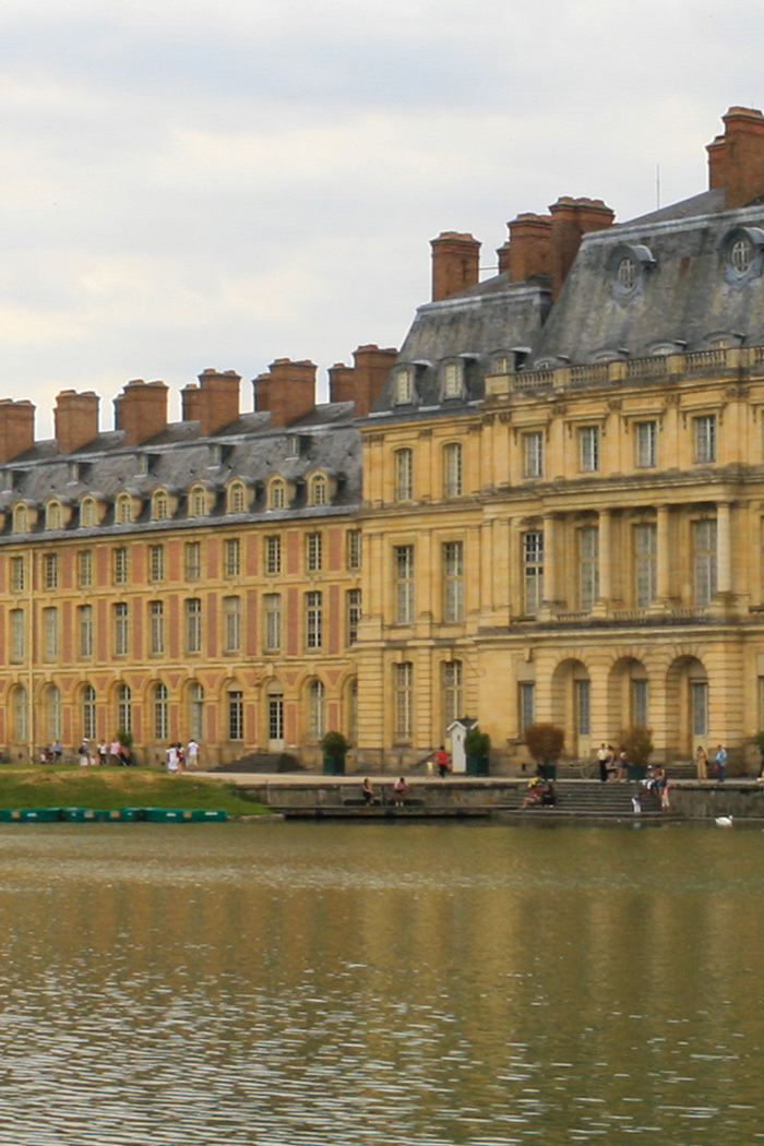 Blick auf das Schloss Fontainebleau mit dem Étang aux Carpes im Vordergrund