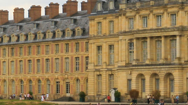 Blick auf das Schloss Fontainebleau mit dem Étang aux Carpes im Vordergrund