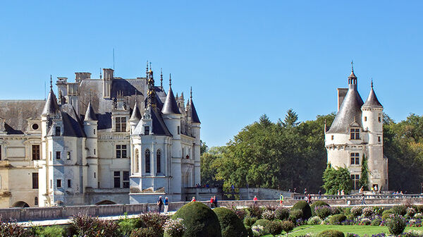 Blick auf das Château de Chenonceau (Frankreich) mit seinen Bögen über dem Fluss Cher und den gepflegten Gärten