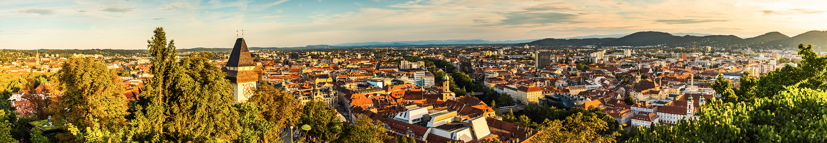 Die Aussicht vom Schlossberg offenbart ein unvergleichliches Panorama, in dem die warm beleuchteten Dächer von Graz ihre ganze Schönheit entfalten.