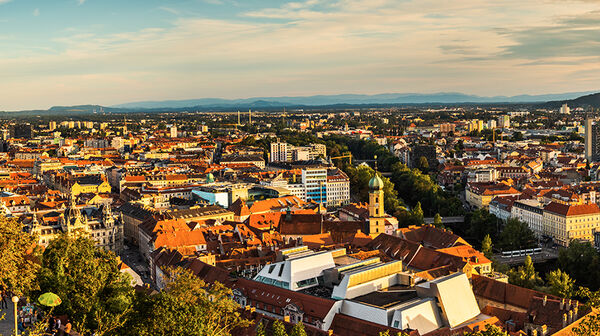 Die Aussicht vom Schlossberg offenbart ein unvergleichliches Panorama, in dem die warm beleuchteten Dächer von Graz ihre ganze Schönheit entfalten.