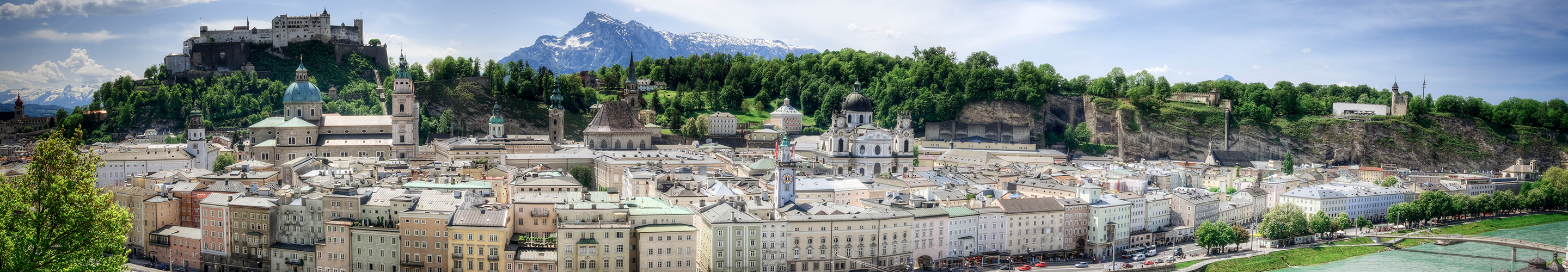 Panoramabild von der Kaipromenade in Salzburg mit dem Salzburger Dom und der Festung Hohensalzburg im Hintergrund