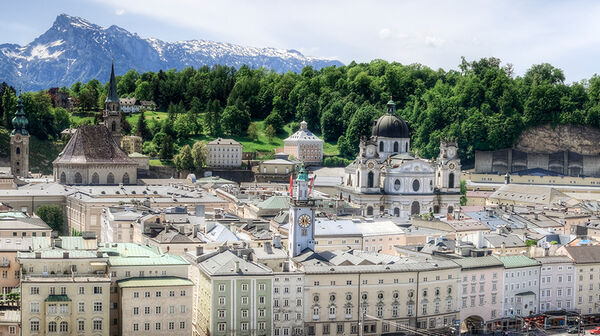 Panoramabild von der Kaipromenade in Salzburg mit dem Salzburger Dom und der Festung Hohensalzburg im Hintergrund