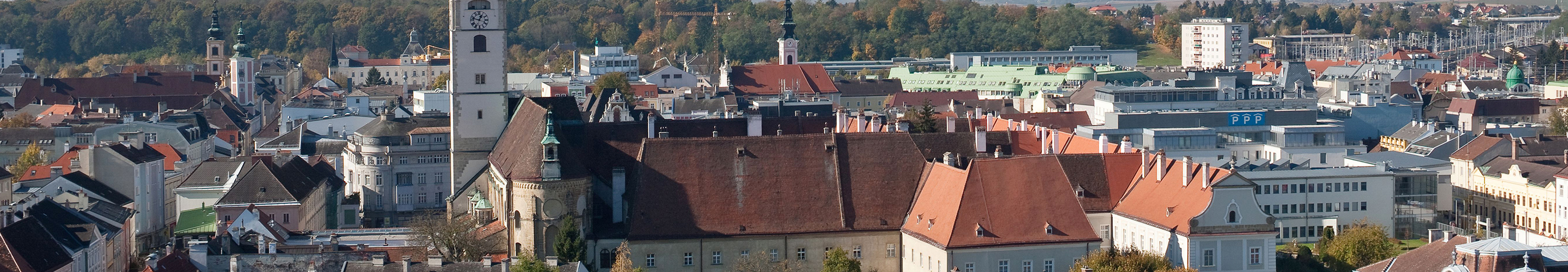 Die Aussicht über St. Pölten offenbart eine harmonische Mischung aus historischer Architektur und moderner Stadtlandschaft.