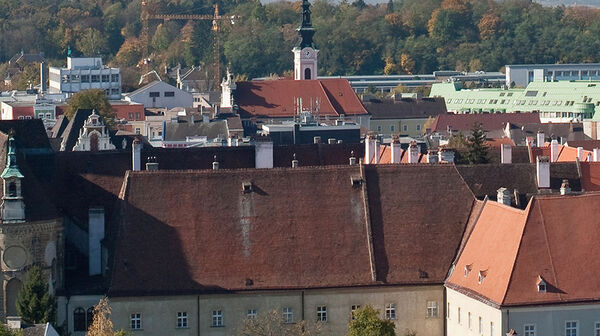 Die Aussicht über St. Pölten offenbart eine harmonische Mischung aus historischer Architektur und moderner Stadtlandschaft.