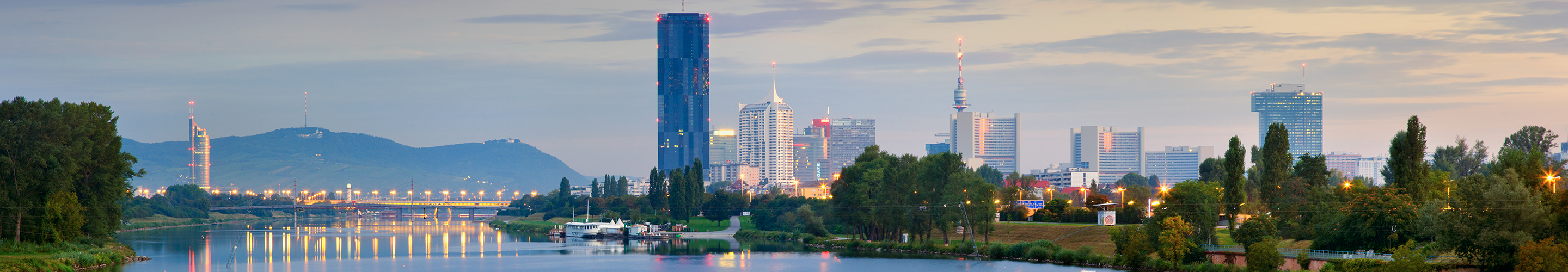 Blick auf die Donau und die Skyline der Wiener Donau City bei Abendstimmung