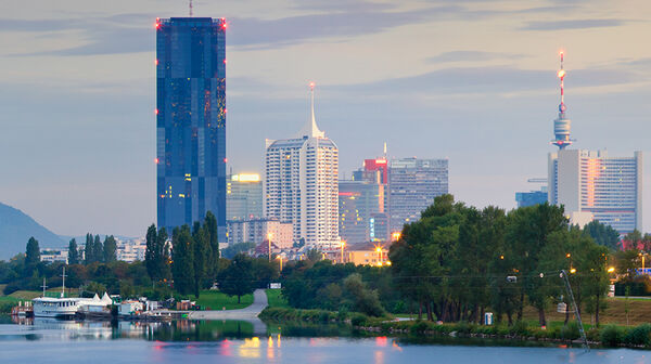 Blick auf die Donau und die Skyline der Wiener Donau City bei Abendstimmung