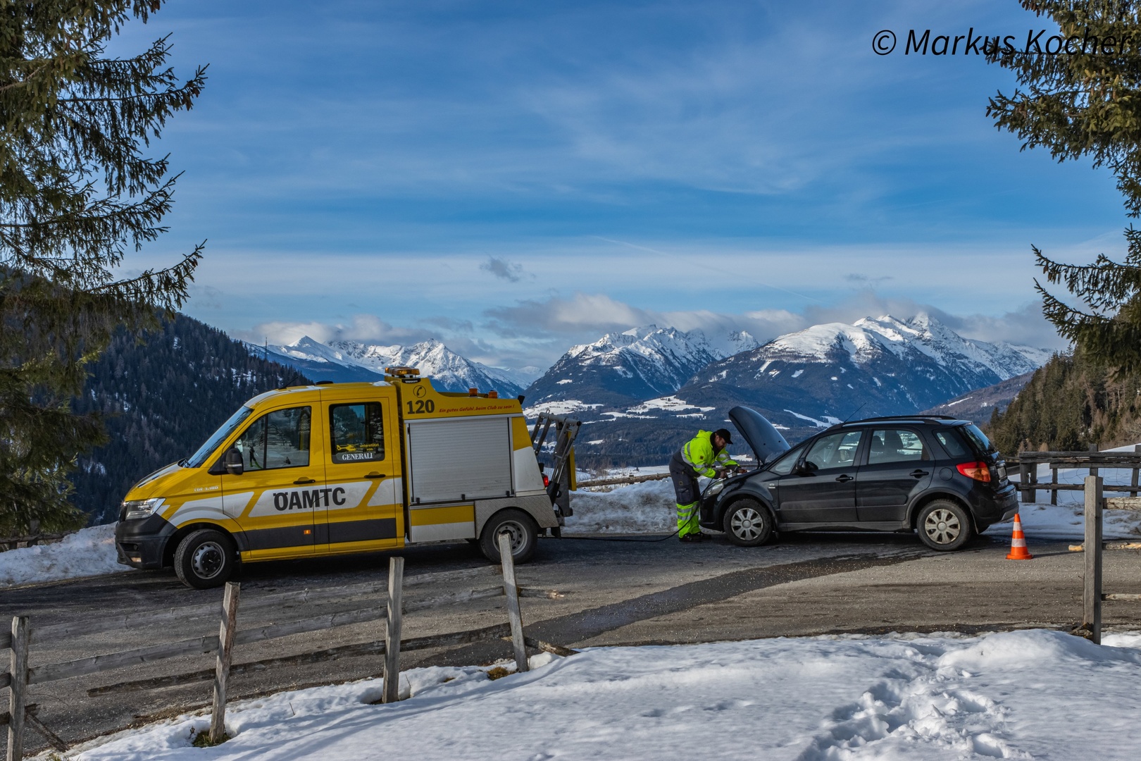 Pannenfahrer vor geöffneter Motorhaube