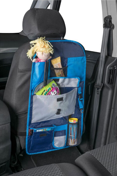 Organizer montiert in einem Auto. Spielsachen, ein Stofftier und Snacks sind darin verstaut.