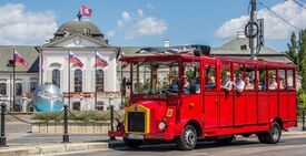 ein roter Oldtimerzug mit Touristen