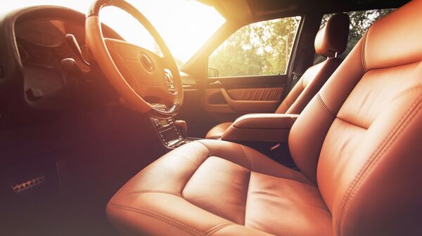 Innenraum eines Autos mit starker Sonneneinstrahlung