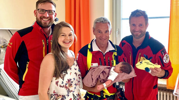 Im Bild: v. l.: Notarzt Bernhard Schnöll, Mama Verena, Flugrettungssanitäter Christian Leitner mit Hannah und ÖAMTC-Pilot Klaus Egger.