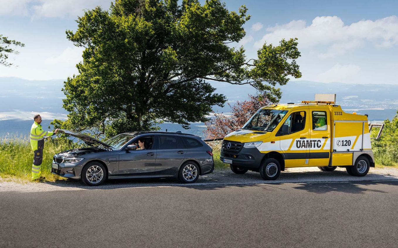 Pannenfahrer öffnet Motorhaube eines PKW