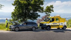 Pannenfahrer öffnet Motorhaube eines PKW