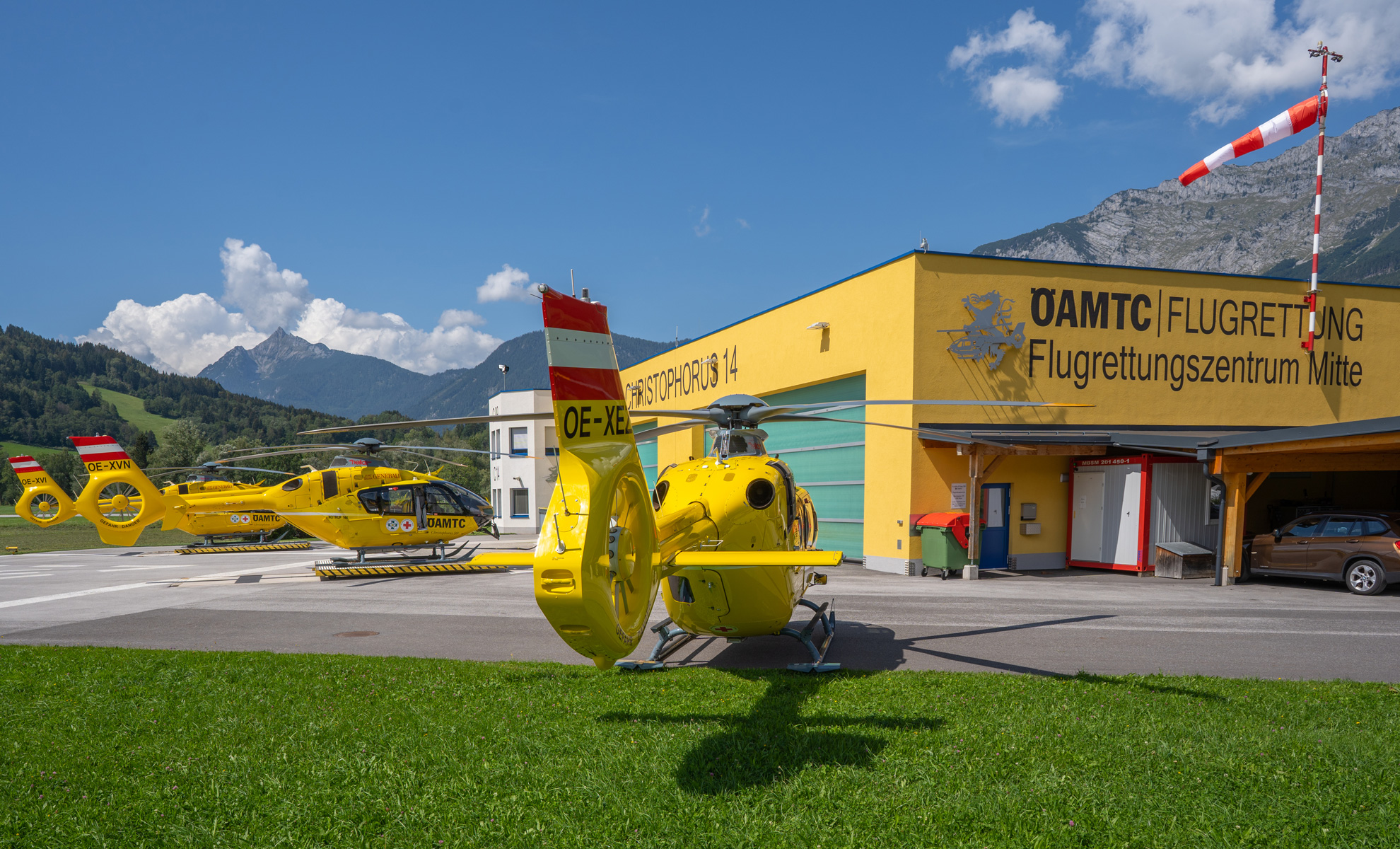 Drei Christophorus-Notarzthubschrauber stehen vor dem Hangar am Stützpunkt Christophorus 14 in Niederöblarn .