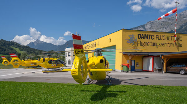 Drei Christophorus-Notarzthubschrauber stehen vor dem Hangar am Stützpunkt Christophorus 14 in Niederöblarn .