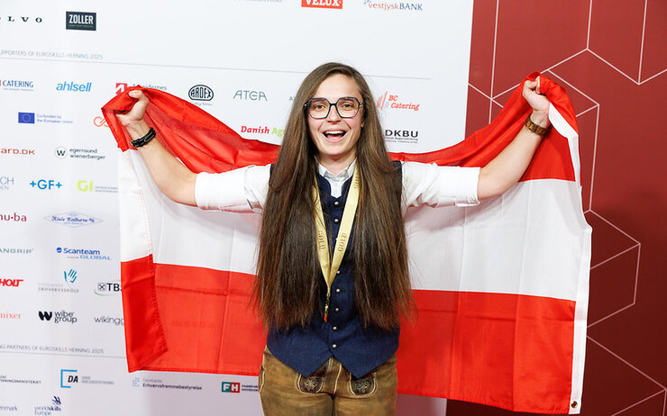Leonie Tieber, Europameisterin Leonie Tieber hält eine Österreichfahne