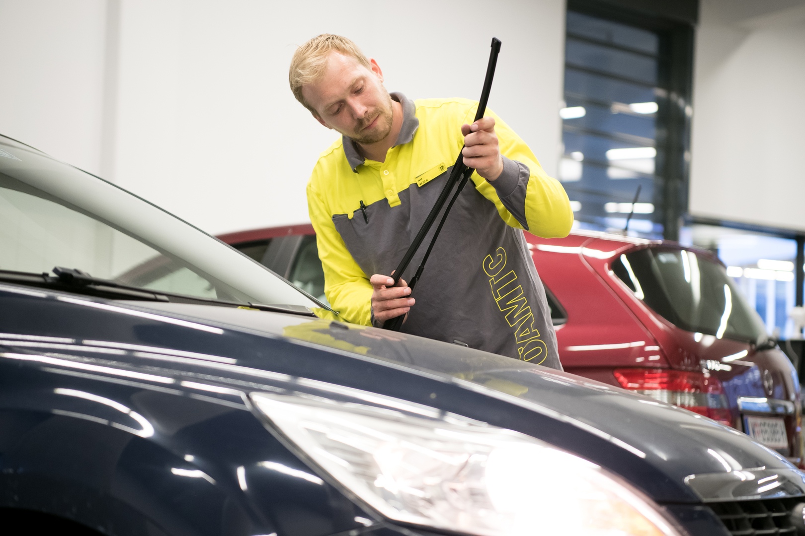 Ein ÖAMTC-Techniker überprüft den Scheibenwischer eines Autos