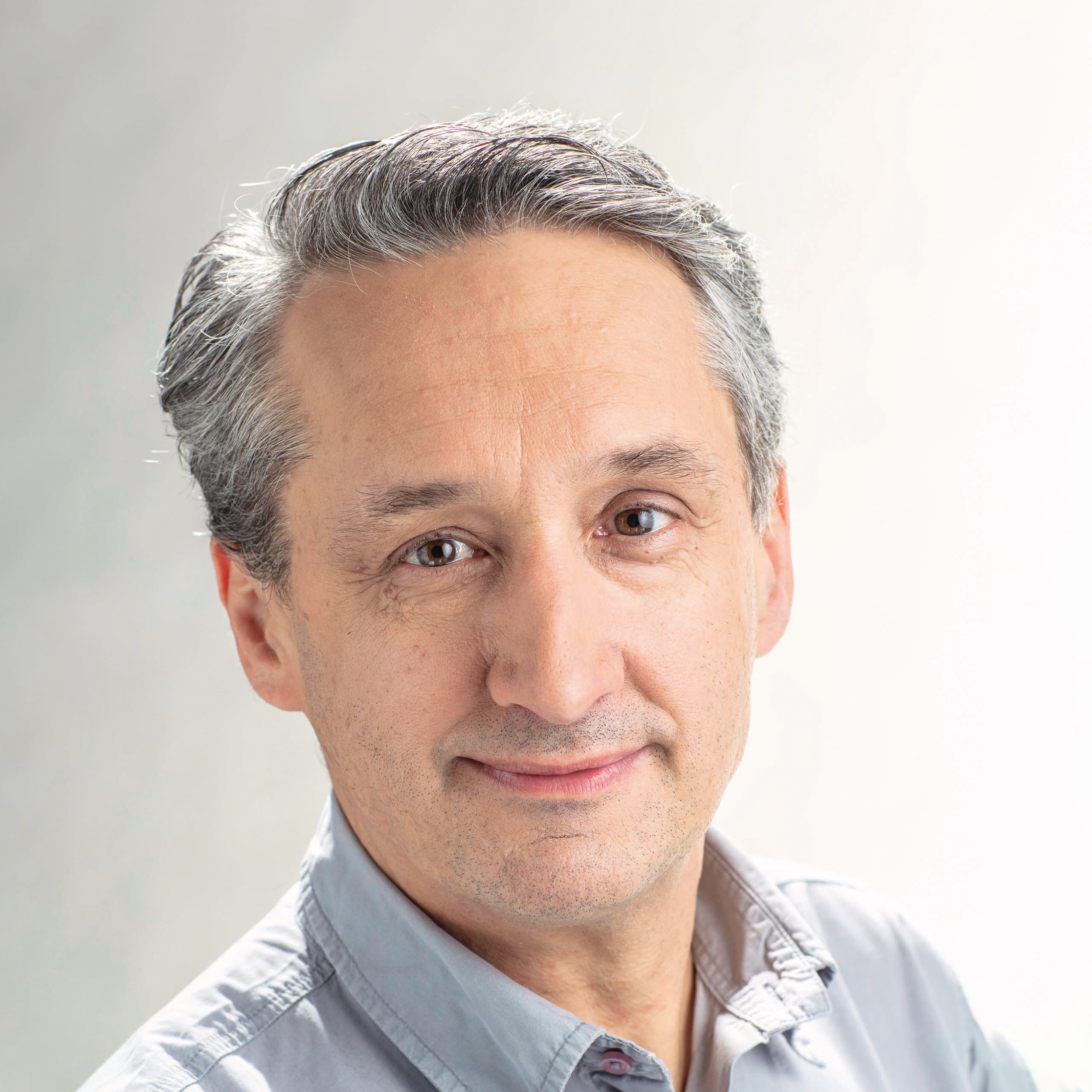 ÖAMTC-Technikexperte Steffan Kerbl. Er schaut in die Kamera, es ist eine Portraitaufnahme. Er hat braune Augen und graue Haare. 