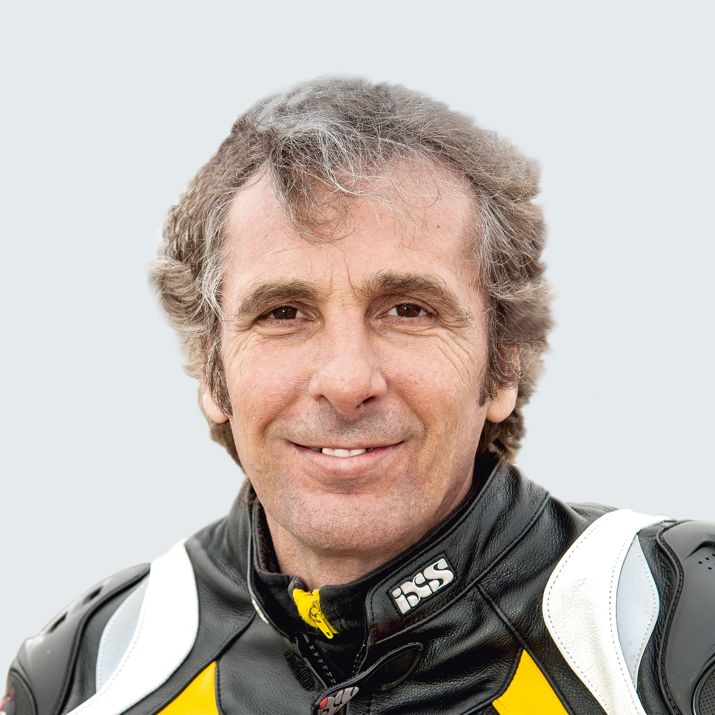 ÖAMTC Experte Georg Scheiblauer. Portraitaufnahme, er sieht in die Kamera. Er trägt eine schwarz, gelbe Motorradjacke. Er hat braune Augen und braune Haare.