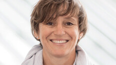 Ellen Dehnert, ÖAMTC-Expertin und Leiterin der Mobilitätsdienste. Portraitaufnahme, sie sieht in die Kamera. Sie trägt einen hellgrauen Pullover, sie lächelt. Ihre Haare und Augen sind braun.