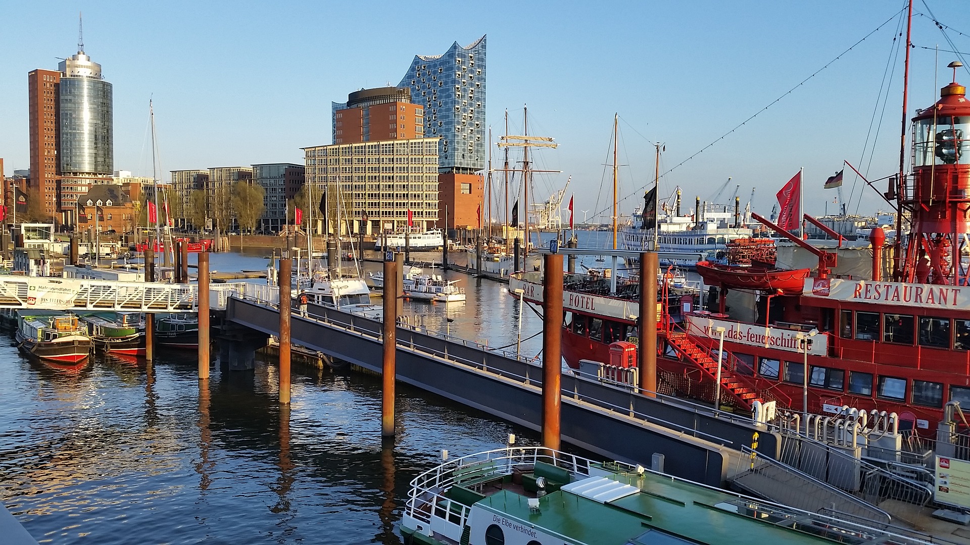 Panoramablick auf den Hamburger Hafen mit der Elbphilharmonie im Hintergrund
