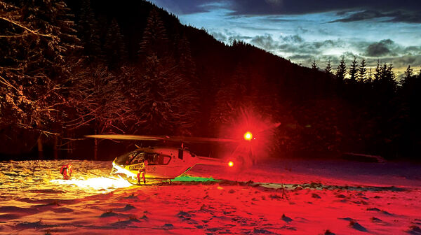 Christophorus-Notarzthubschrauber 17 - Einsatz in der Nacht am Mugel.