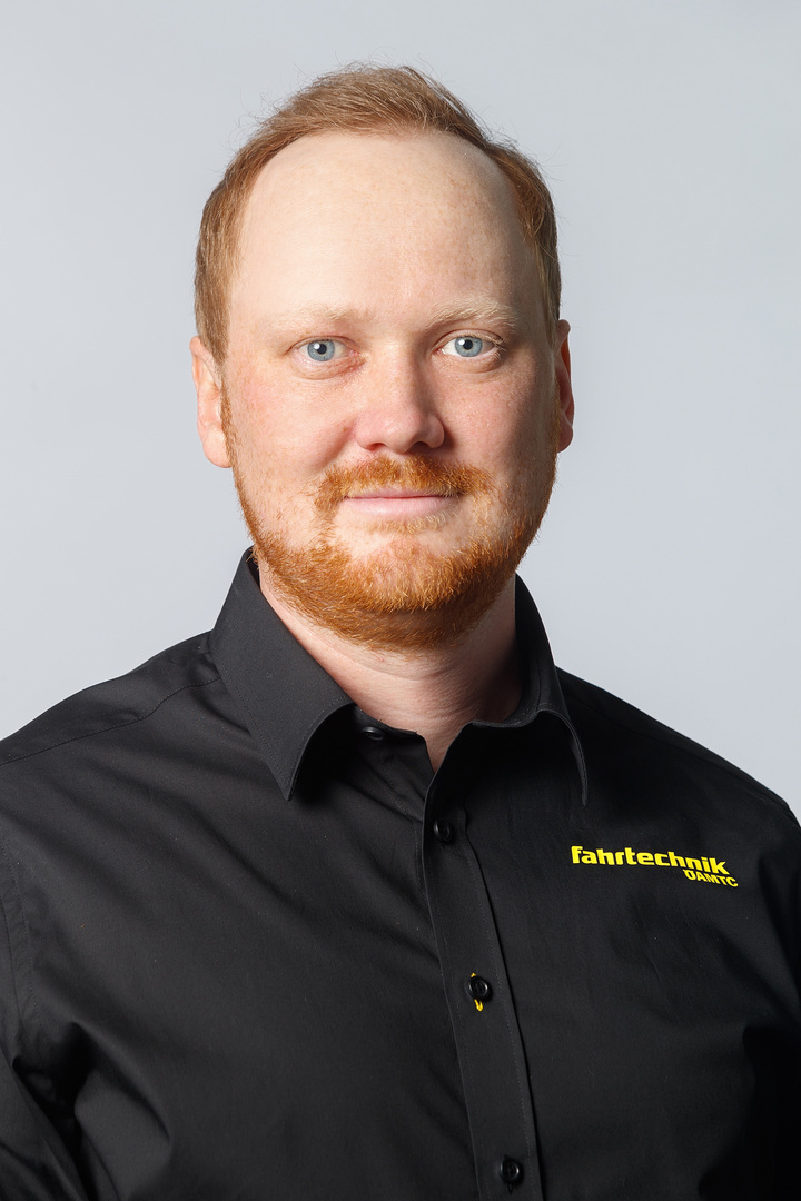 Porträt eines Mannes mit roten Haaren und Bart in einem schwarzen Hemd