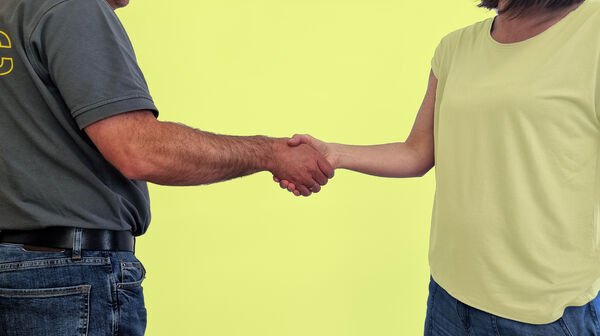 Eine Frau und ein Herr schütteln sich die Hand