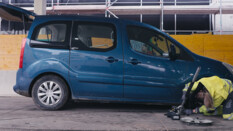 Diana schraubt seit jeher gerne an Autos