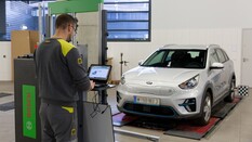 Das Auto wird mit Kalibrieraufsätzen versehen