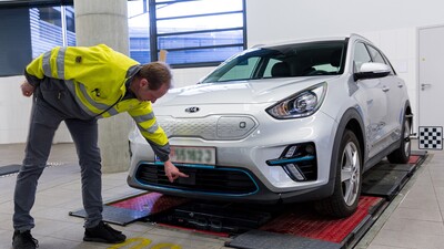 Die Kamera- und Radarsensoren sind an diversen Stellen rund um das Auto positioniert