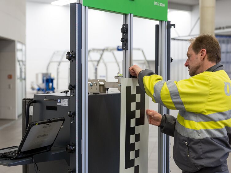 Mit etwa 20 Kalibriertafeln werden die Systeme ausgerichtet