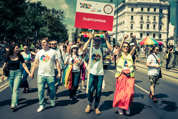 ÖAMTC auf der Regenbogenparade