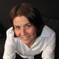Foto der Autorin, Yvette Polasek, sie trägt eine weiße Bluse und hat dunkle Haare