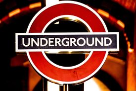 das Londoner U-Bahn-Schild Underground