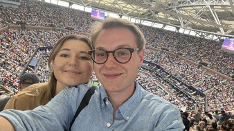 ÖAMTC-Mitarbeiter und Tennisfan Maximilian mit Partnerin (und neulich ebenfalls Tennisfan) Sarah im Arthur Ashe Stadium in Queens, dem größten Tennisstadion der Welt.