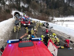 Zwei bodengebundene Rettungsfahrzeuge, zwei Notarzthubschrauber, Feuerwehr und Polizei an der Unfallstelle. Sie retten die schwerverletzte Ärztin Unfall von Elisabeth Wechselberger zVg