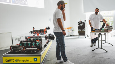Alles über Akkus, Fahrzeugerzeugung, Energiebedarf, Batteriekapazitäten, Lademöglichkeiten – dafür sind ÖAMTC-Techniker Alexander Unger und Benjamin Kress die Experten