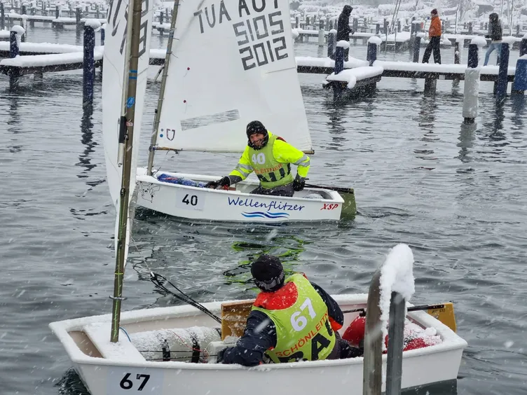 Bei Eis und Wind im kleinen Boot - das Ziel: möglichst schnell zu sein