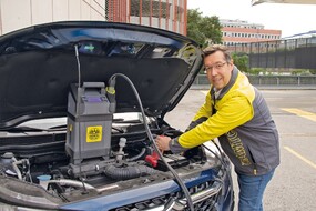 Andrej Prosenc erklärt uns die JumboX Starterhilfe-Box Andrej Prosenc erklärt uns die JumboX Starterhilfe-Box