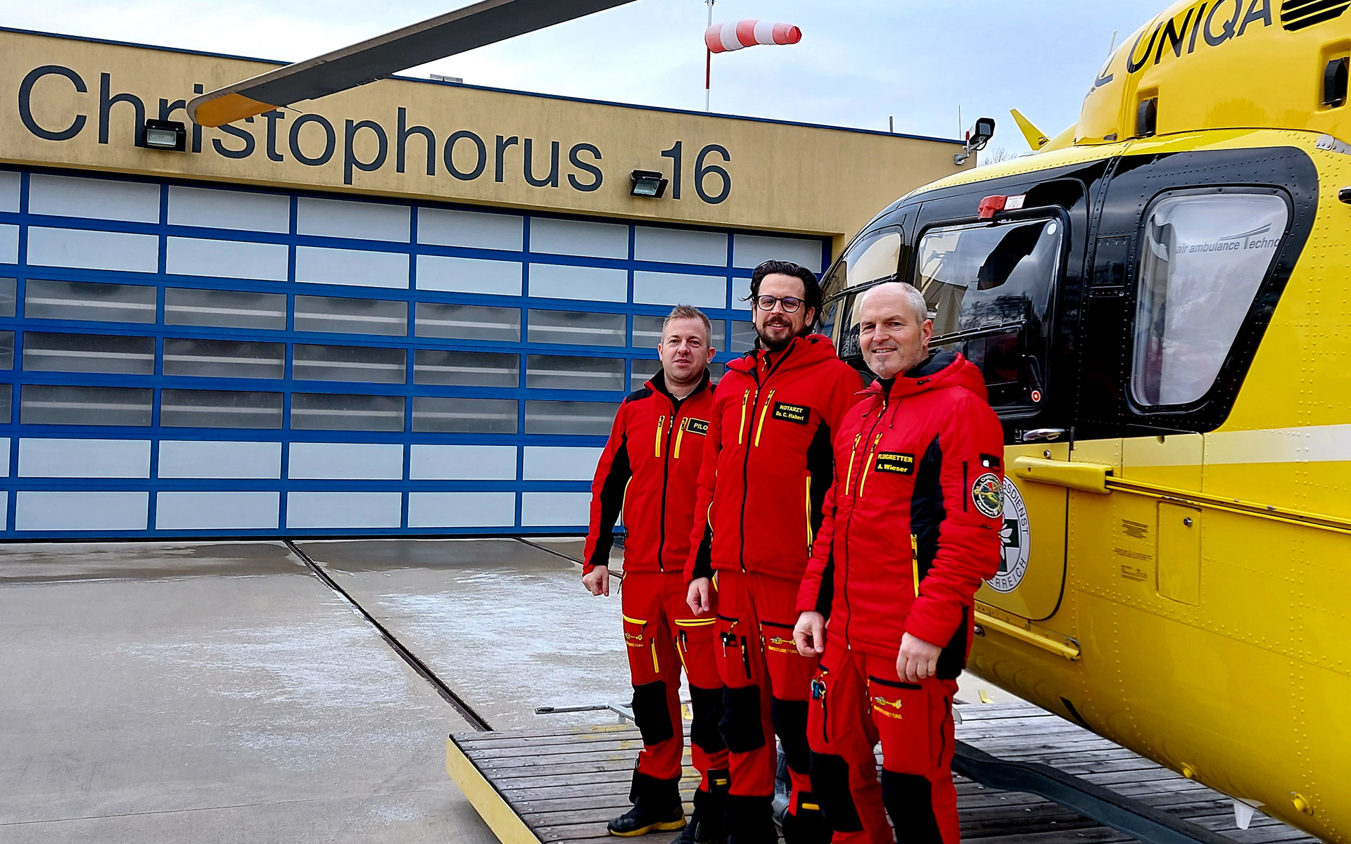 Die 3er-Crew des Notarzthubschraubers Christophorus 16 am Stützpunkt vor dem Hubschrauber in Oberwart.