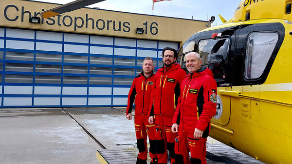 Die 3er-Crew des Notarzthubschraubers Christophorus 16 am Stützpunkt vor dem Hubschrauber in Oberwart.
