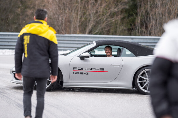 Hollywood-Größe Michael Fassbender war 2022 mit Porsche zu Gast in Saalfelden. Er trainierte für das 24h Le Mans-Rennen Michael Fassbender in Saalfelden Branislav Rohal/mr-offenblende.at
